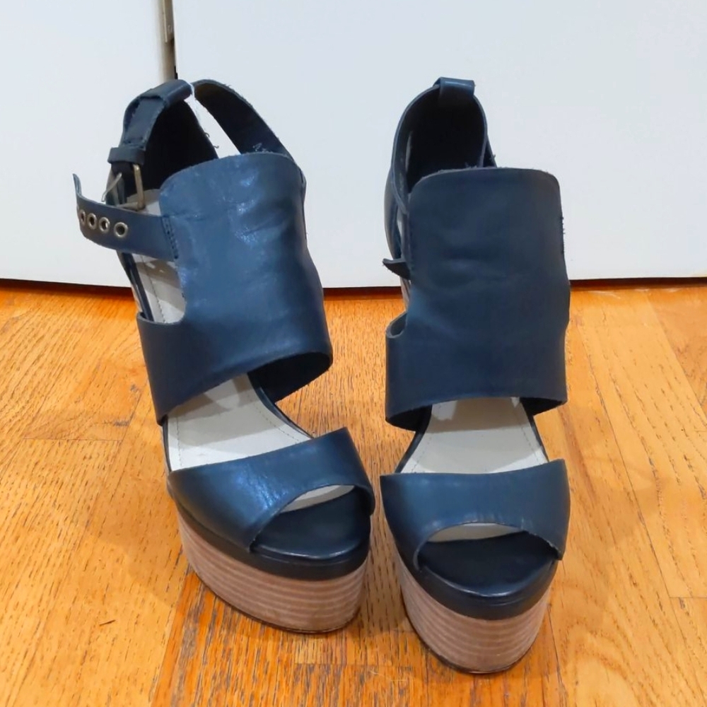 Alias Mae amazing high wedges sandals w/ plateau.